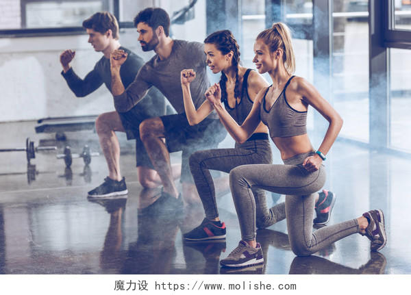 群运动年轻人在做弓步在健身房运动健身男女健身运动